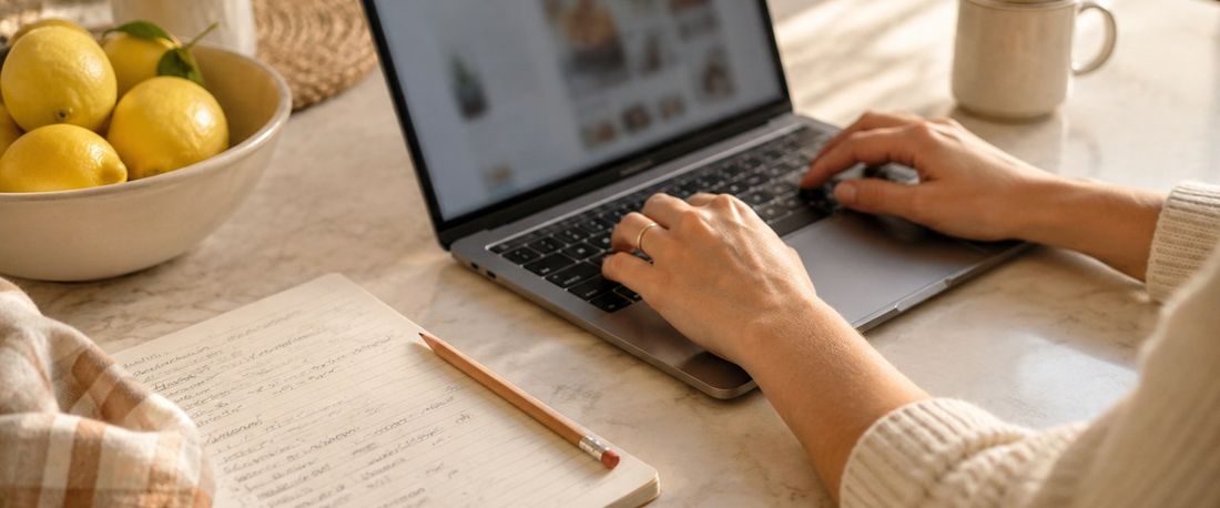 Una persona arma su lista de supermercado en un computador desde casa